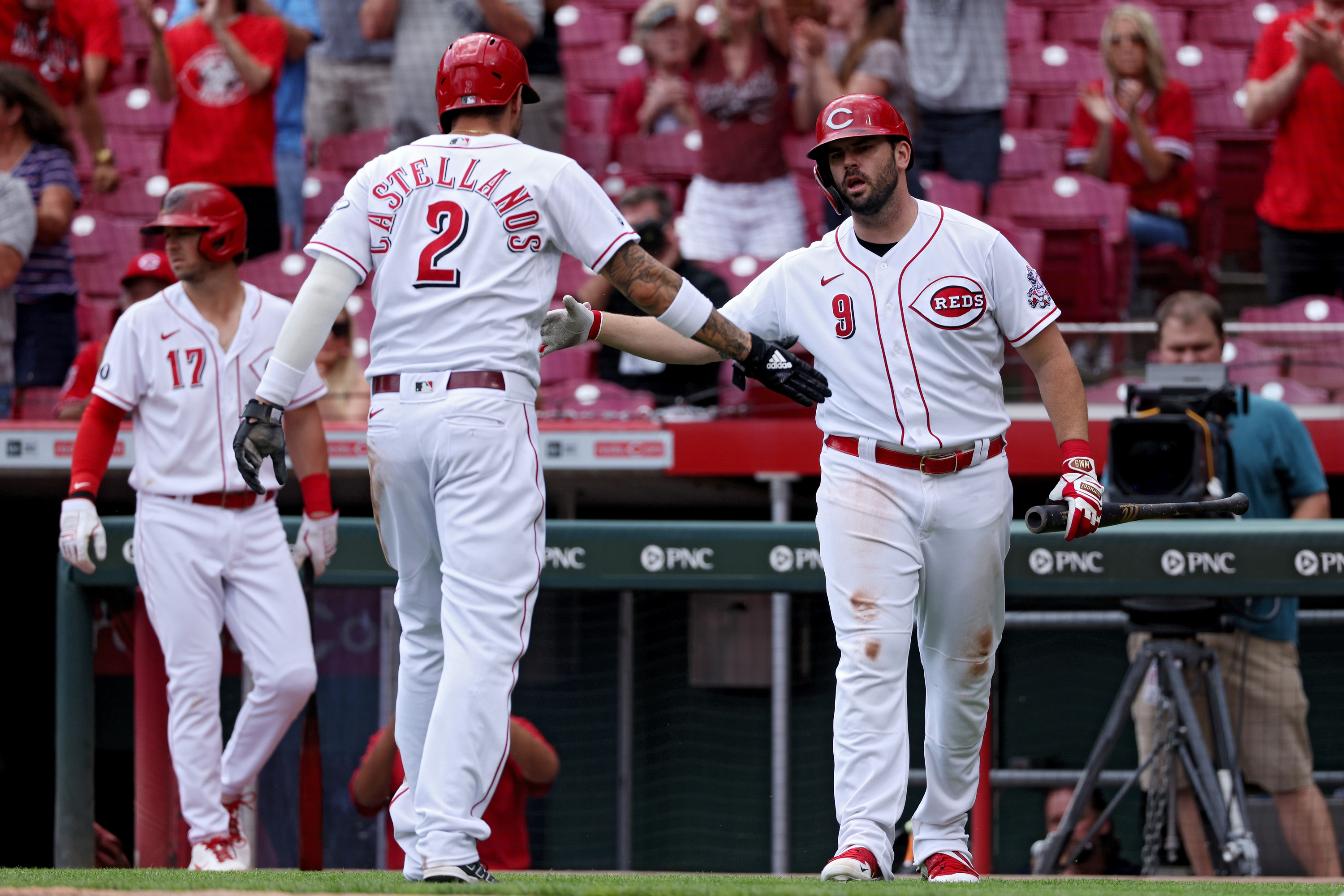 Reds close gap on Cardinals with 10th inning win