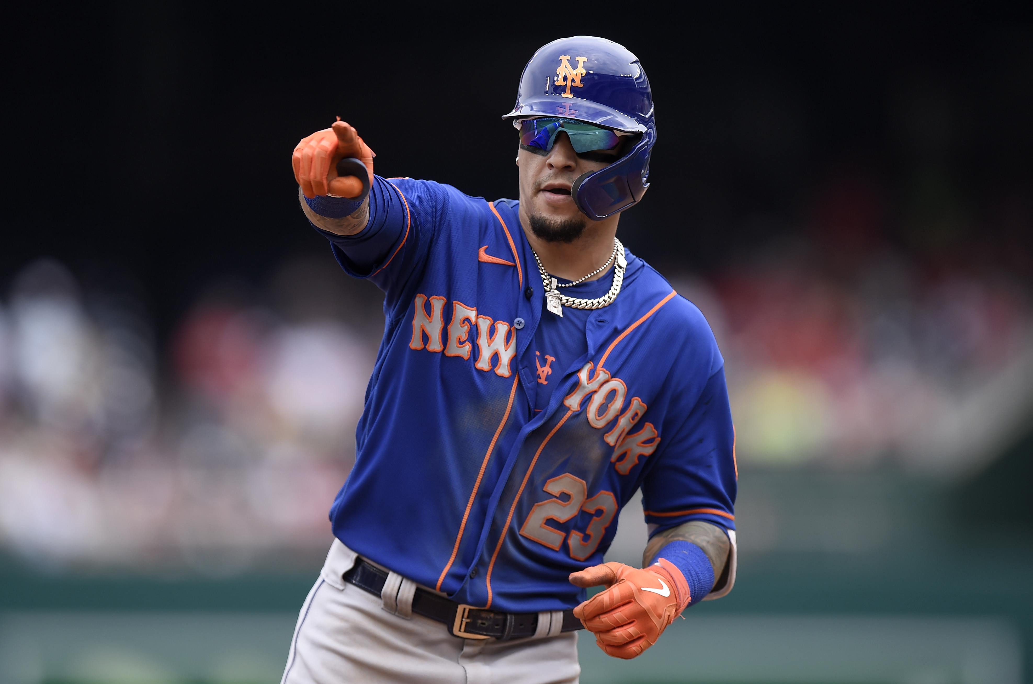 Javier Baez explains why Mets use thumbs-down celebration