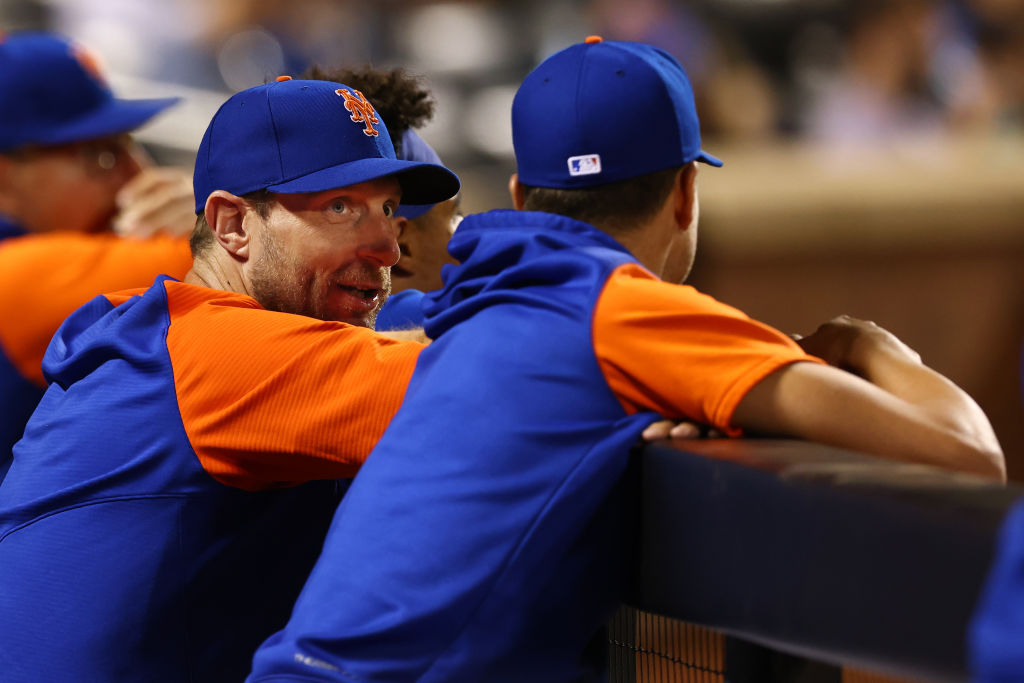 New York Mets starting pitcher Jacob deGrom (48) speaks to the