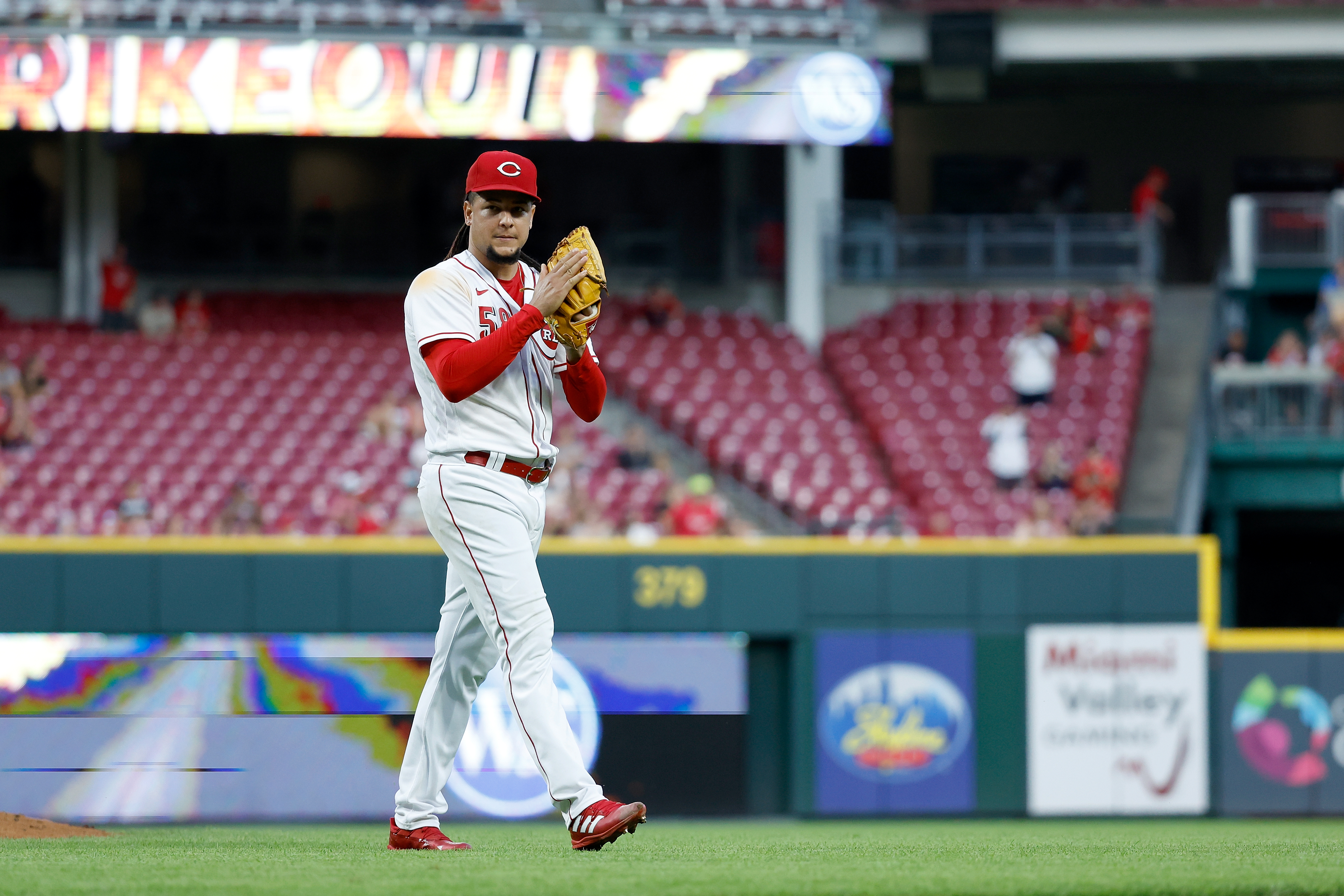 Seattle Mariners make big splash, acquire right-hander Luis Castillo from  Cincinnati Reds