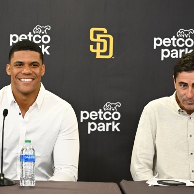 Padres catcher Jorge Alfaro declares his love for San Diego fans 