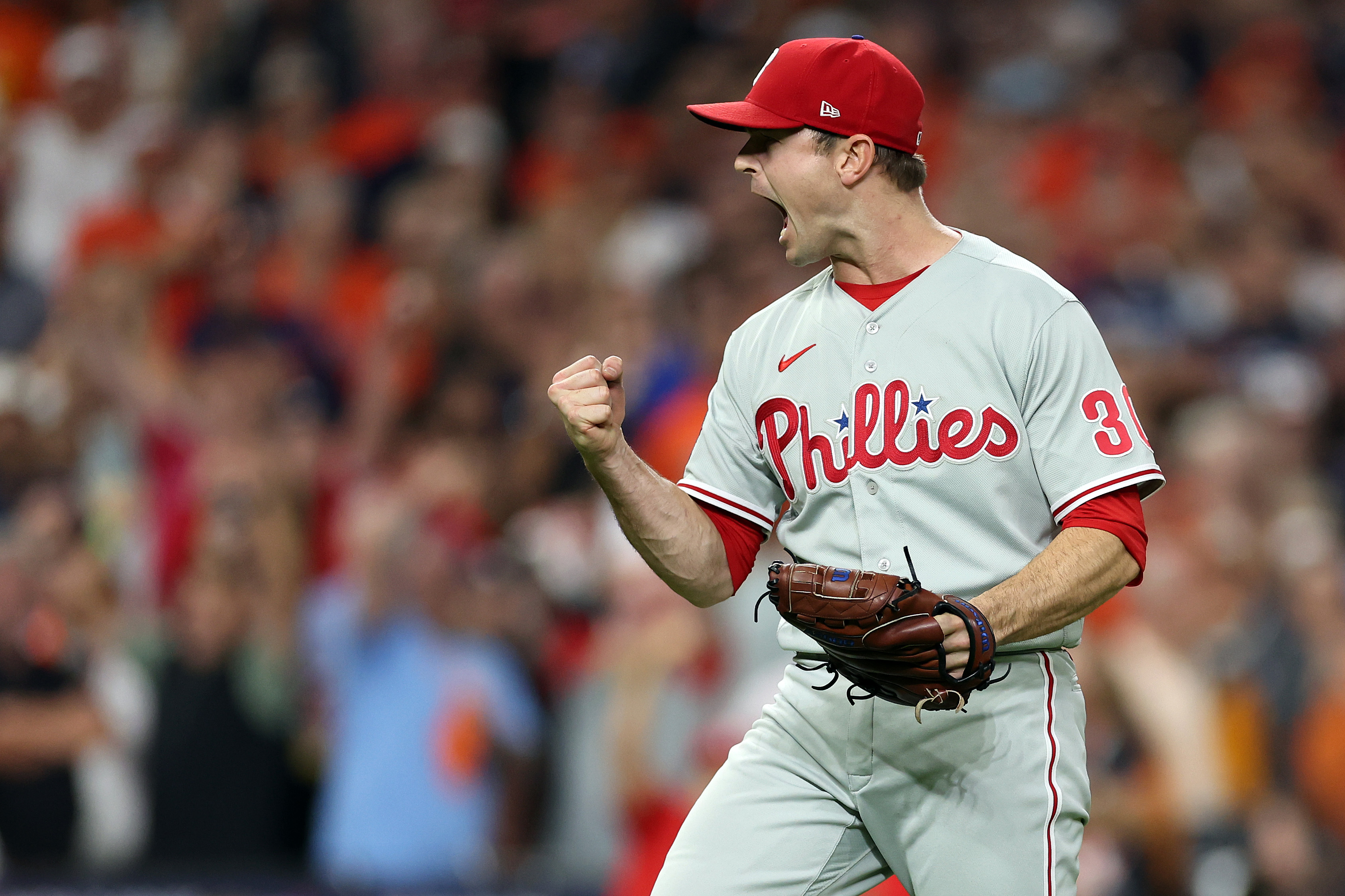 Philadelphia Phillies acquire pitcher David Robertson from Chicago