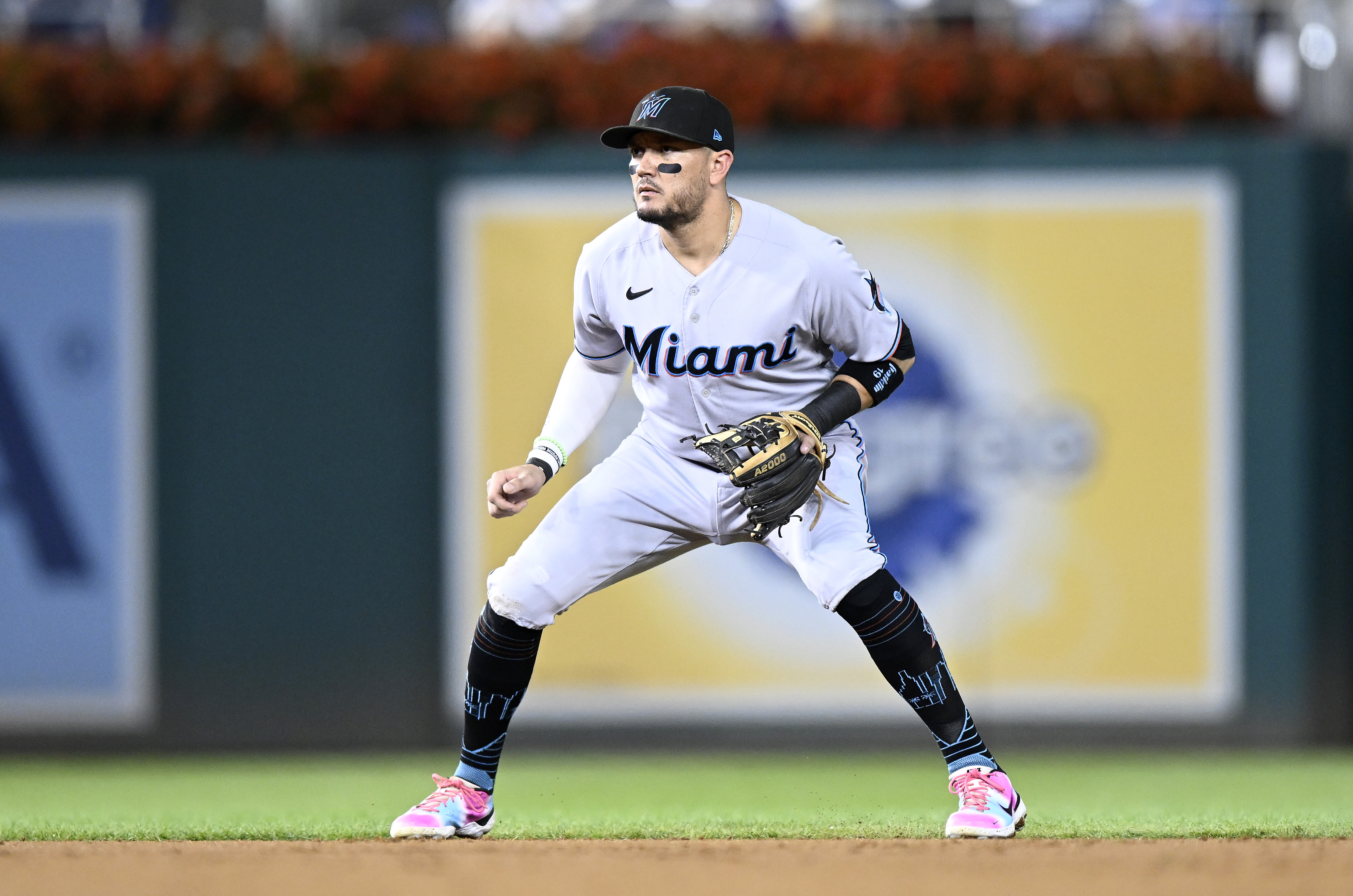 Marlins trade shortstop Miguel Rojas to Dodgers for prospect